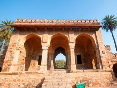 Isa Khan 'ın mezarı Delhi' deki Babür İmparatoru Humayun 'un lahit kompleksinin yanında yer almaktadır. UNESCO Dünya Mirası Alanı.