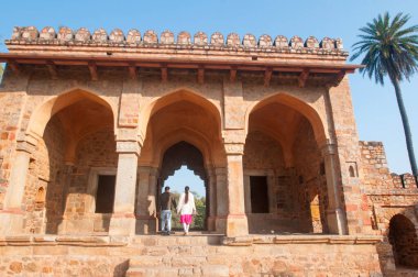 DELHI, Hindistan - 14 Şubat 2018: Turistler UNESCO 'nun Dünya Mirası Bölgesi olan Babür İmparatoru Humayun' un mezarı olan Humayun 'un Mezar Kompleksi' ndeki Isa Han Mezarını ziyaret ettiler.