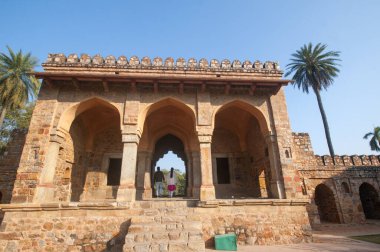 DELHI, Hindistan - 14 Şubat 2018: Turistler UNESCO 'nun Dünya Mirası Bölgesi olan Babür İmparatoru Humayun' un mezarı olan Humayun 'un Mezar Kompleksi' ndeki Isa Han Mezarını ziyaret ettiler.