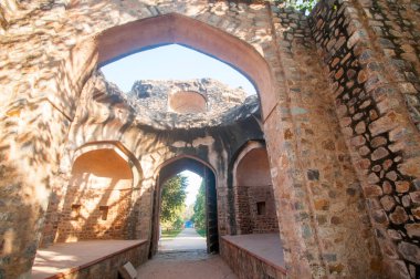 DELHI, Hindistan - 14 Şubat 2018: Tanımlanamayan turistler UNESCO 'nun Dünya Mirasları Bölgesi' nden Mughal İmparatoru Humayun 'un mezarı Humayun' u ziyaret ettiler.