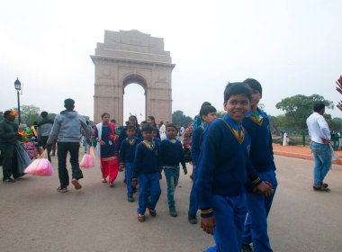 DELHI, Hindistan, 12 Şubat 2018: Hindistan Kapısı yakınlarında yürüyen tanımlanamayan turistler. Hint kapısı Hindistan 'ın ulusal anıtıdır. 1914-1921 yılları arasında ölen Hint Ordusu askerlerinin anısına.