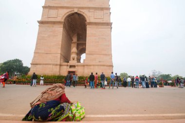 DELHI, Hindistan, 12 Şubat 2018: Hindistan Kapısı yakınlarında yürüyen tanımlanamayan turistler. Hint kapısı Hindistan 'ın ulusal anıtıdır. 1914-1921 yılları arasında ölen Hint Ordusu askerlerinin anısına.