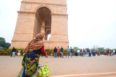 DELHI, Hindistan, 12 Şubat 2018: Hindistan Kapısı yakınlarında yürüyen tanımlanamayan turistler. Hint kapısı Hindistan 'ın ulusal anıtıdır. 1914-1921 yılları arasında ölen Hint Ordusu askerlerinin anısına.