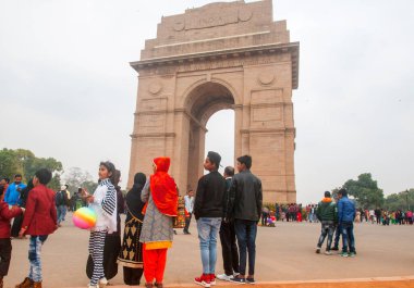 DELHI, Hindistan, 12 Şubat 2018: Hindistan Kapısı yakınlarında yürüyen tanımlanamayan turistler. Hint kapısı Hindistan 'ın ulusal anıtıdır. 1914-1921 yılları arasında ölen Hint Ordusu askerlerinin anısına.