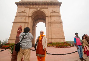 DELHI, Hindistan, 12 Şubat 2018: Hindistan Kapısı yakınlarında yürüyen tanımlanamayan turistler. Hint kapısı Hindistan 'ın ulusal anıtıdır. 1914-1921 yılları arasında ölen Hint Ordusu askerlerinin anısına.
