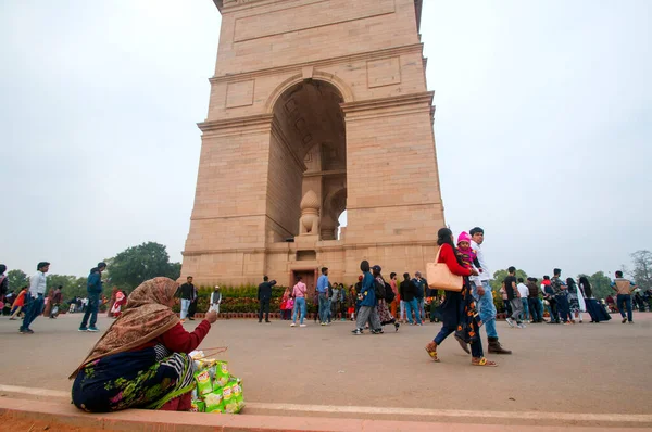 DELHI, Hindistan, 12 Şubat 2018: Hindistan Kapısı yakınlarında yürüyen tanımlanamayan turistler. Hint kapısı Hindistan 'ın ulusal anıtıdır. 1914-1921 yılları arasında ölen Hint Ordusu askerlerinin anısına.