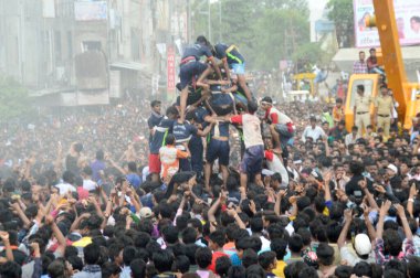 AMRAVATI, MAHARASHTRA, INDIA - 28 AĞUSTOS 2016: Tanrı Krishna 'nın Doğumunu kutlamak için Dahi Handi festivalinde 