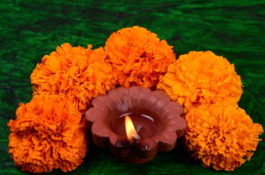 Diwali kutlamaları sırasında Clay diya lambaları yandı. Selamlar Kart Tasarımı Hint Hindu Işık Festivali Diwali.