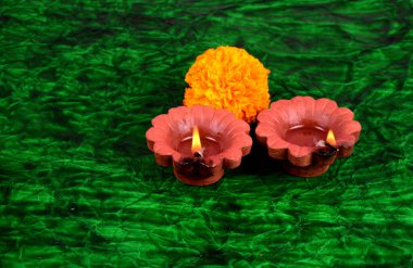 Diwali kutlamaları sırasında Clay diya lambaları yandı. Selamlar Kart Tasarımı Hint Hindu Işık Festivali Diwali.