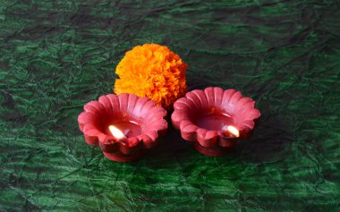 Diwali kutlamaları sırasında Clay diya lambaları yandı. Selamlar Kart Tasarımı Hint Hindu Işık Festivali Diwali.