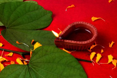 Dussehra Hint Festivali, kırmızı arka planda altın yapraklar ve çiçekler gösteriliyor. (Piliostigma racemosum) Tebrik kartı.