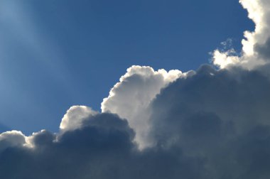 Bulutlu güzel mavi gökyüzü