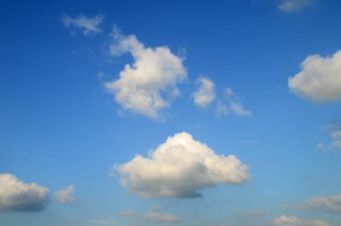 Bulutlu güzel mavi gökyüzü