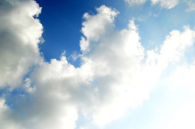 Bulutlu güzel mavi gökyüzü