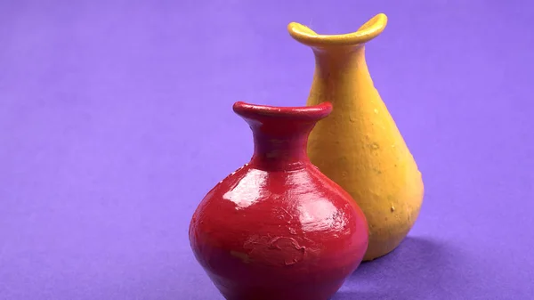 Renkli arka planda sıcak renklerde güzel boş seramik kaplar.