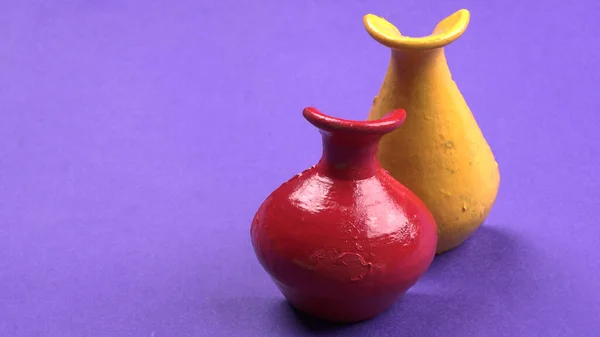 Renkli arka planda sıcak renklerde güzel boş seramik kaplar.