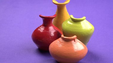 Renkli arka planda sıcak renklerde güzel boş seramik kaplar.