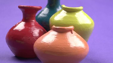 Renkli arka planda sıcak renklerde güzel boş seramik kaplar.