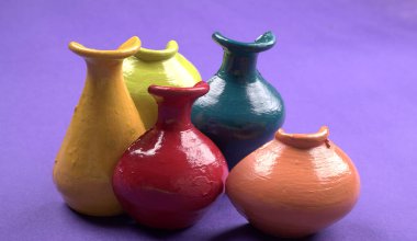 Renkli arka planda sıcak renklerde güzel boş seramik kaplar.