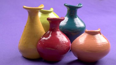 Renkli arka planda sıcak renklerde güzel boş seramik kaplar.