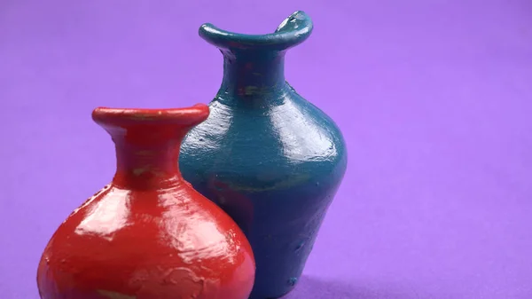 Renkli arka planda sıcak renklerde güzel boş seramik kaplar.