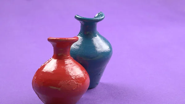 아름다운 아름다운 도자기들이 배경에 색깔로 장식되어 — 스톡 사진