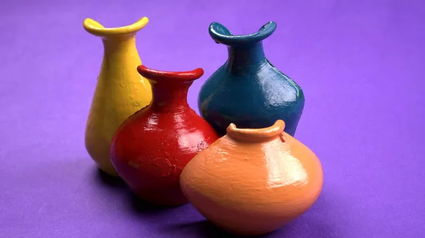 아름다운 아름다운 도자기들이 배경에 색깔로 장식되어 — 스톡 사진