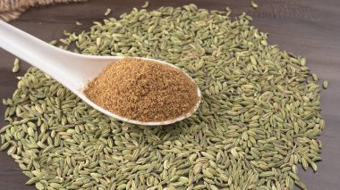 Kâsede kimyon ve ahşap arka planda da kimyon Jeera. seçici odak.