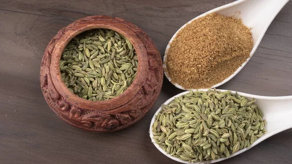 Kâsede kimyon ve ahşap arka planda da kimyon Jeera. seçici odak.