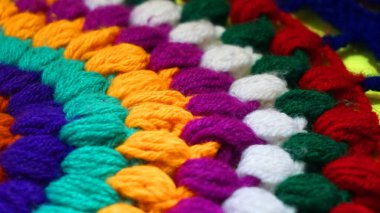 Renkli örgü kumaş parçası, arka plan veya doku. El yapımı örgü ipliği..