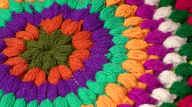 Renkli örgü kumaş parçası, arka plan veya doku. El yapımı örgü ipliği..