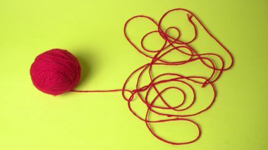 Yeşil arka planda renkli iplik. Sanat ve zanaat konsepti 