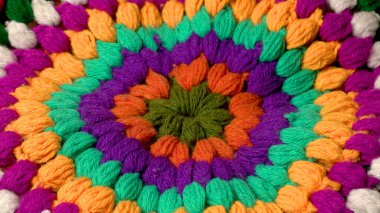 Renkli örgü kumaş parçası, arka plan veya doku. El yapımı örgü ipliği..