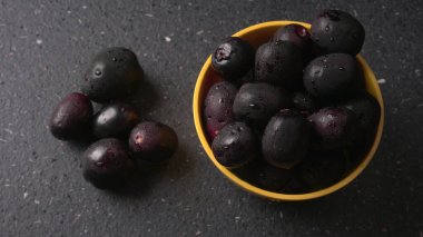 Jambolan erikleri veya jambul veya Jamun meyvesi, Java eriği (Syzygium cumini) meyveleri tıbbi özelliklere ve dokulu arka plana sahiptir.