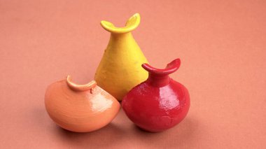 Renkli arka planda sıcak renklerde güzel boş seramik kaplar.