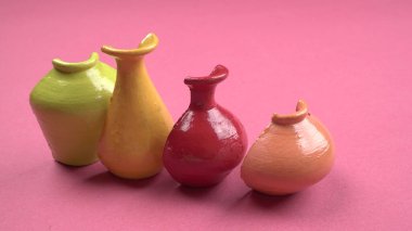 Renkli arka planda sıcak renklerde güzel boş seramik kaplar.
