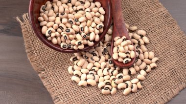 Pişmemiş siyah bezelye. Sağlıklı gıda kavramı.