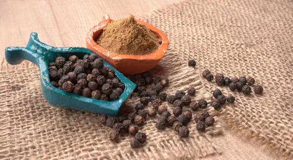 Especias Indias Pimienta Negra Polvo Granos Pimienta Negra Esparcidos Sobre — Foto de Stock
