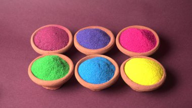 Diwali Festivali renkli arka planda kaselerde renkli rangoli gösteriyor