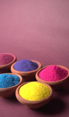 Diwali Festivali renkli arka planda kaselerde renkli rangoli gösteriyor