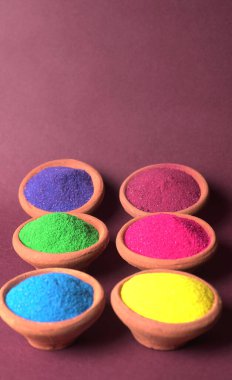 Diwali Festivali renkli arka planda kaselerde renkli rangoli gösteriyor