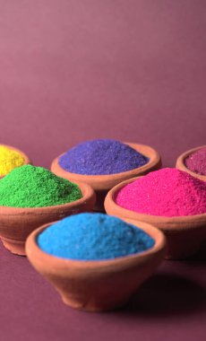 Diwali Festivali renkli arka planda kaselerde renkli rangoli gösteriyor