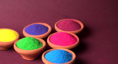 Diwali Festivali renkli arka planda kaselerde renkli rangoli gösteriyor