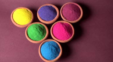 Diwali Festivali renkli arka planda kaselerde renkli rangoli gösteriyor