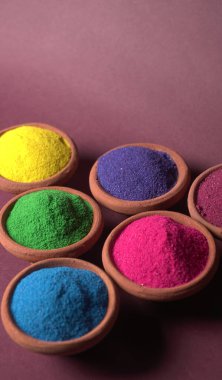 Diwali Festivali renkli arka planda kaselerde renkli rangoli gösteriyor