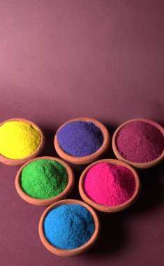 Diwali Festivali renkli arka planda kaselerde renkli rangoli gösteriyor