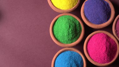 Diwali Festivali renkli arka planda kaselerde renkli rangoli gösteriyor