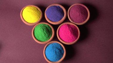 Diwali Festivali renkli arka planda kaselerde renkli rangoli gösteriyor