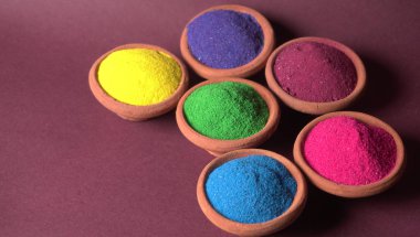 Diwali Festivali renkli arka planda kaselerde renkli rangoli gösteriyor