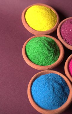 Diwali Festivali renkli arka planda kaselerde renkli rangoli gösteriyor